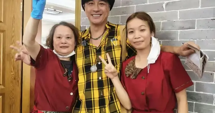 65岁吴镇宇番禺探店吃肠粉 随性穿搭接地气无明星架子