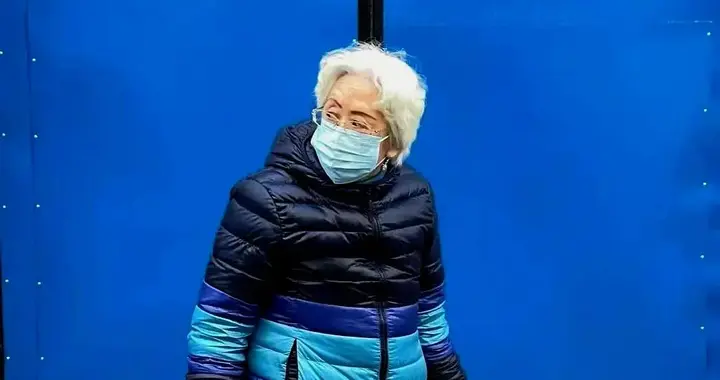 人老了出门，这4类衣服尽量少穿