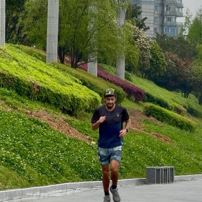 夜樱小录：52岁张震岳在湖南湘江边跑步被