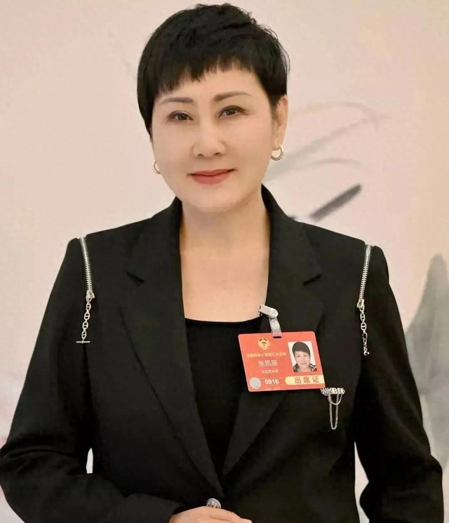 这一次，62岁张凯丽在两会上的表现彻底颠覆了大众对她的固有认知
