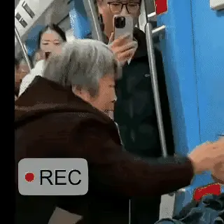 烟花呀灬：作为一名老年人，我看完视频后