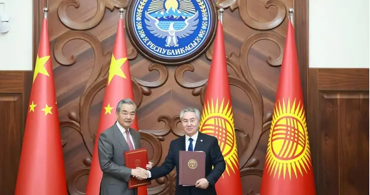 吉国请王毅为座上宾，想趁俄罗斯分身乏术，把惦念30年的事办成了