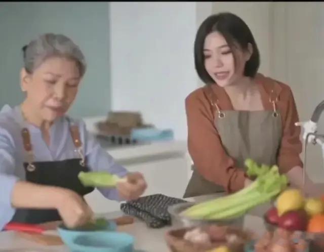 别再嫌妈“土”，她只是没机会看世界