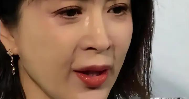 替父讨债后，51 岁金巧巧被曝丈夫深陷欠薪危机，公司 4 年亏损 32 亿