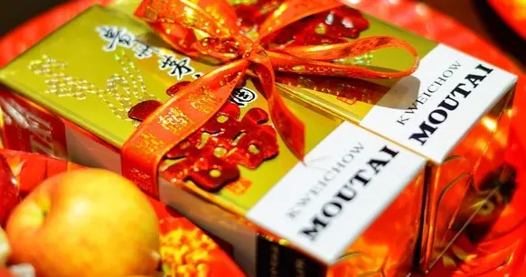 男子携带三瓶茅台被换酒，凭借温度辨别真伪成功揭穿调包阴谋