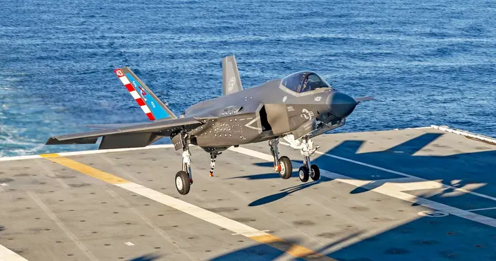 肯尼迪号F-35C首降！福特级终于补齐短板，中美航母体系同台竞技