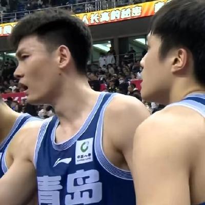 爱体育的笨小孩：CBA联赛的赛场上，青岛