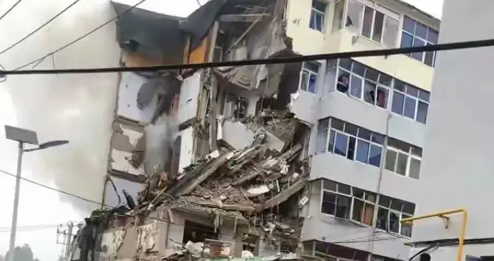 辽宁葫芦岛：一居民楼突发爆炸，楼体受损严重，现场有人员失联