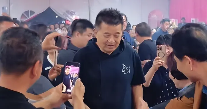 67岁毕福剑近况曝光，现身农村频繁商演，被曝老年得子，令人唏嘘