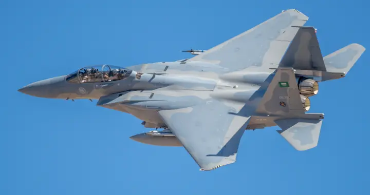 沙特F-15刚被胡塞击落，美方发出警告，不拆中企设备，F-35免谈！