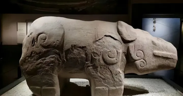 天府广场挖出沉睡神兽，牵出千年前水利专家“矛盾”：镇水or治水