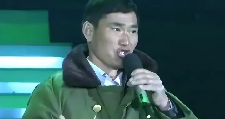 捋衣领10秒，被造谣4年，演出被举报，大衣哥这次真怒了