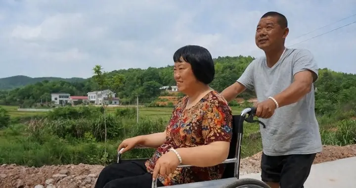 湖北女子远嫁26年不归，父亲以为遭婆家虐待，记者推开门瞬间泪崩