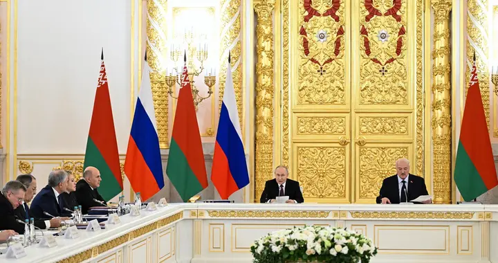 卢卡申科以“中俄盟友”自居，对着普京就是一顿诉苦