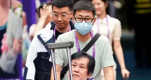 63岁郑智化连滚带爬上飞机，怒斥深圳机场对残疾人无人性！