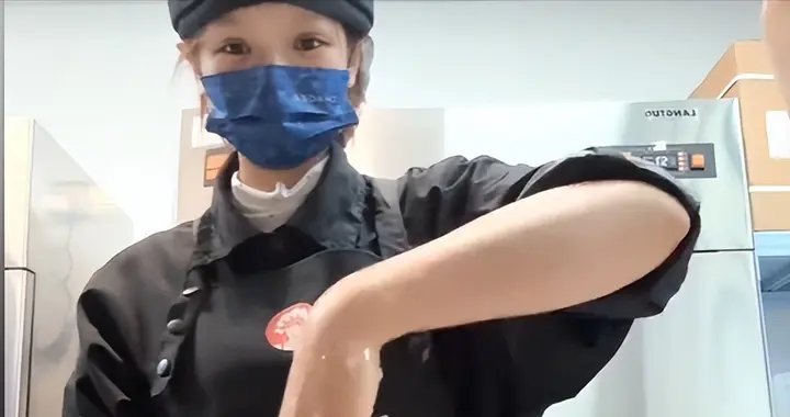 心疼老板，百万加盟费 + 装修全打水漂，霸王茶姬门店因员工闭店