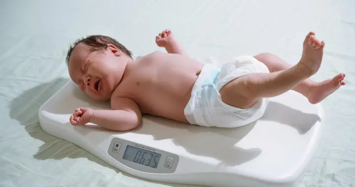 新生儿出生时“报斤两”有什么意义？了解真相，健康比数字更重要