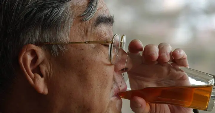 霜降已过，医生劝告前列腺患者：宁可在家喝饮料，也别去做8件事