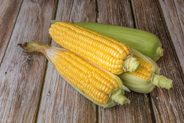 老年人要远离玉米？医生劝告：不想住进医院，要少吃这4种食物