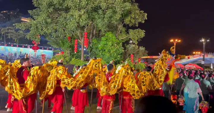 夜幕下的舞龙舞狮，喜庆的氛围弥漫在空气中
