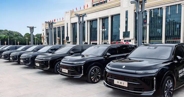 华为乾崑科技旗舰大六座华境S，荣膺自治区人大会议用车