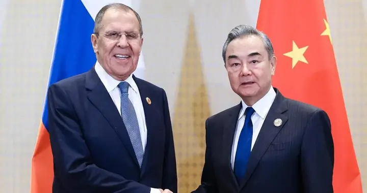 俄外长访华不到12小时，特朗普服软，要赶在中俄携手前与伊谈判