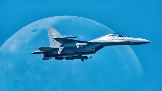 慕然初心：这张“战机逐月”的画面，是歼-