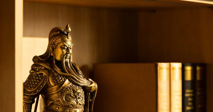 雷军押注“中年人泡泡玛特”铜师傅上市，首日破发藏中年消费密码