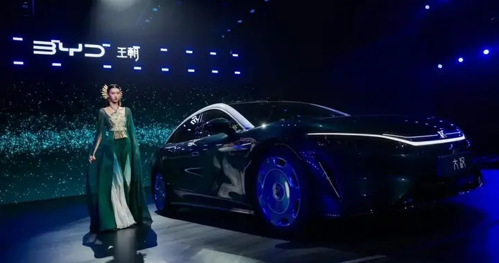 比亚迪大汉上市，196项全系标配，25万级旗舰该有的样子