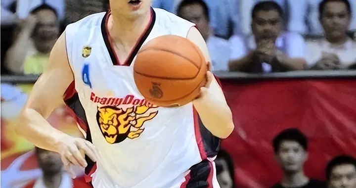 杜锋：三个姐姐供他打球，夺冠后为姐姐养子，风光背后有泪水