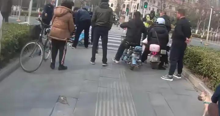 患癌母亲碰瓷筹医药费，儿子怒吼却很内疚，被碰瓷司机家境也不好