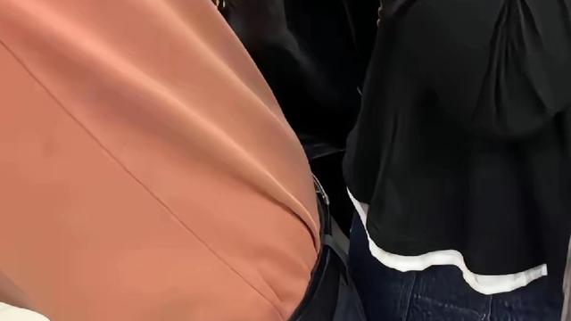 余小丢：地铁上太气人！大叔紧贴女孩身后