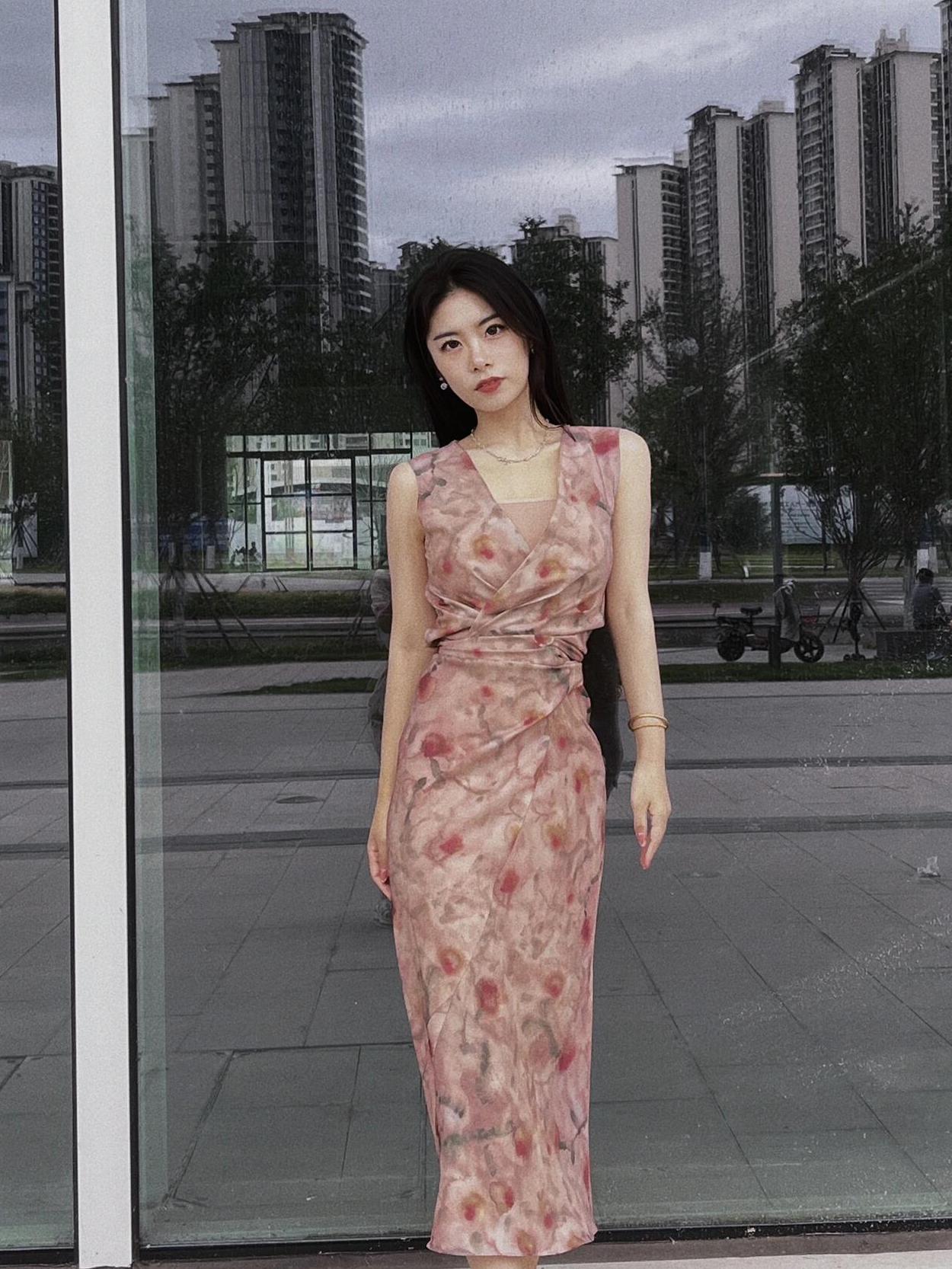 夏季是展现个人风采的绝佳时机，连衣裙是时