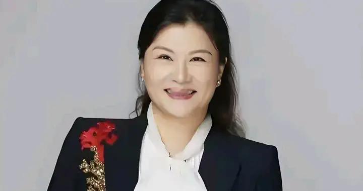 从“打工妹”到身家1100亿元，她为何总能踩在时代红利上？