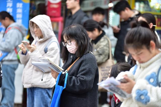 考公热：实体经济发展的“双刃剑”