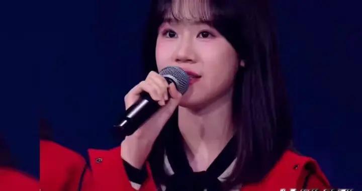 陆毅鲍蕾一家四口献唱《萱草花》，小叶子首秀惊艳全场