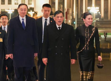 泰国国王携手妻子出席国宴！王后陛下佩戴的耳坠、斜挎肩链以及手上拎着的手...