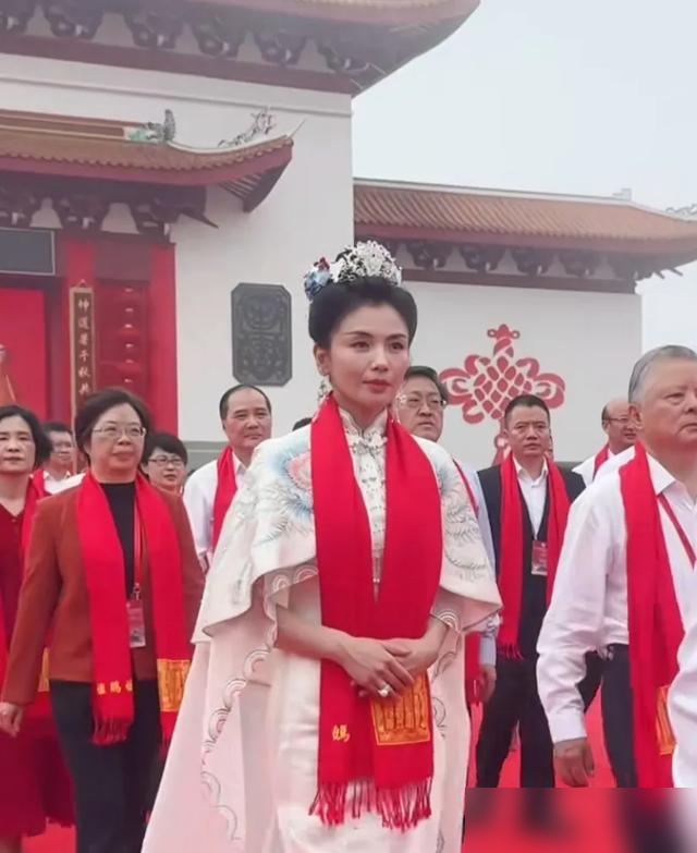 刘涛推椅子这一举动，凭啥让全网破防？