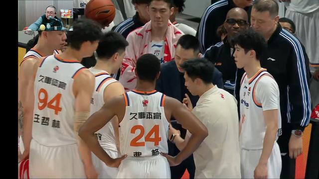 自信永生：说实话，看到昨晚原辽篮队员弗格