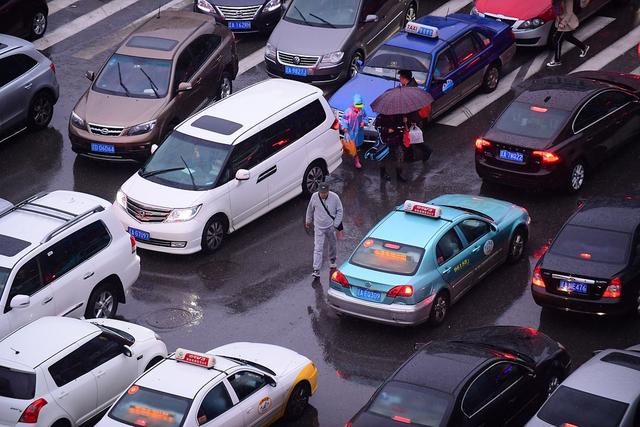 等红灯时频繁切换N挡和D挡，为何多数车主认为不可取？