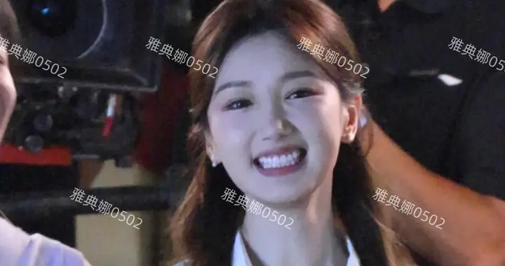 毛晓彤剧里看还行，本人脸很肿充气感很强眼睛都被挤小了笑容很僵