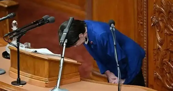 180度急转弯，高市早苗突然服软？中国连打3张牌，这事还没完！