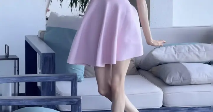 张艺凡穿着粉粉的小裙子写真，甜到心里去了