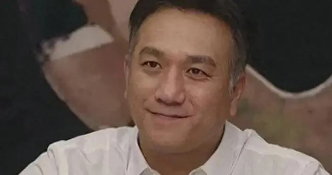翘着二郎腿让人倒茶，来人一出现笑容就僵，那张脸变得比翻书还快