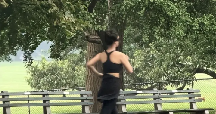 白玉兰风波后，杨紫现身美国跑步，穿搭放飞自我，难堪的一幕出现
