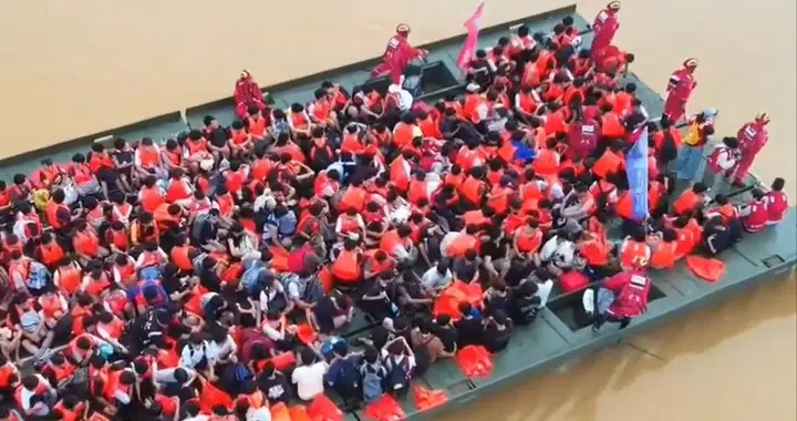 广西救灾用上“小航母”！一次运500人不叫事儿，战时还能运99A