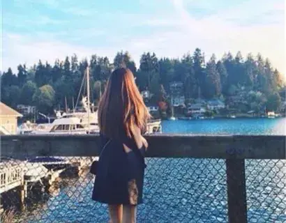 女人被撩时，有这些反应，就是在默许你