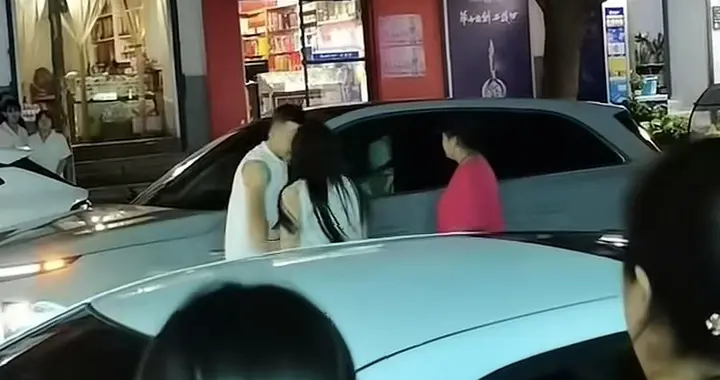 洛南女子砸车引发围观，车上女子全程玩手机不下车