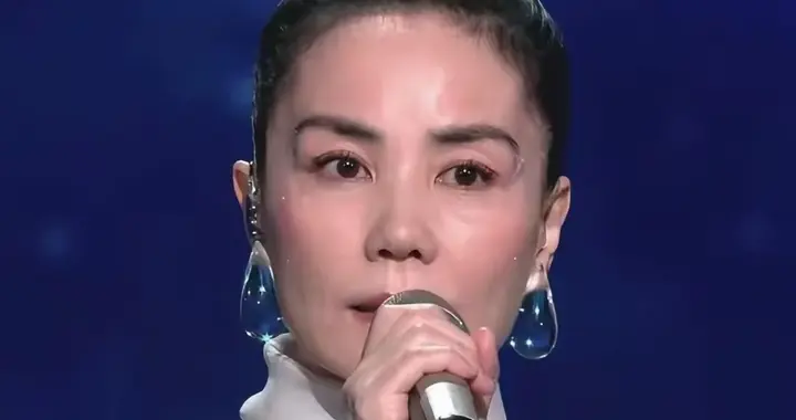 57岁王菲春晚“翻车”？妆容被嘲像大妈，开口却让全网闭嘴