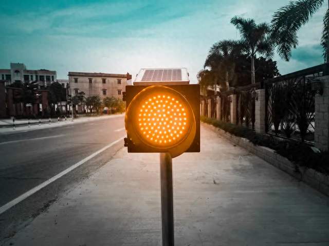 太阳能警示灯 夜间骑行更安心